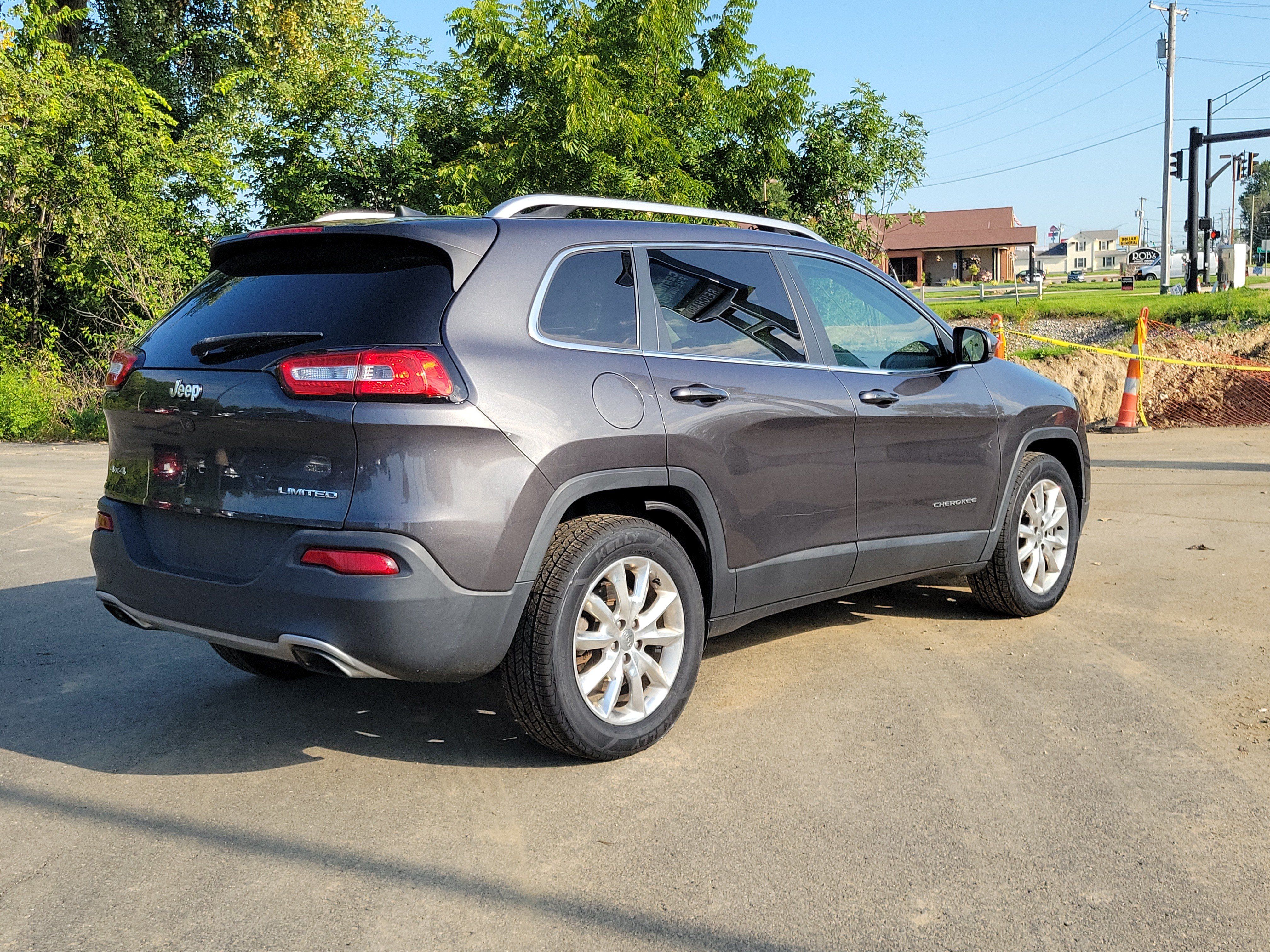 Used 2017 Jeep Cherokee Limited AWD/4WD image 4