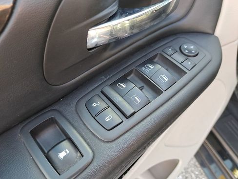 Used 2019 Dodge Grand Caravan SE w/ UConnect Hands-Free Group image 14