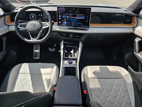 Certified 2025 Volkswagen Tiguan SEL R-Line AWD/4WD image 9