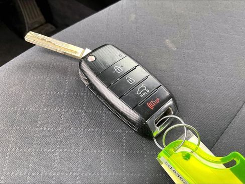 Used 2016 Kia Sorento FWD image 11