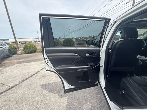 Used 2018 Toyota Highlander SE AWD/4WD image 11