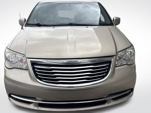 Used 2015 Chrysler Town & Country Touring FWD image 7