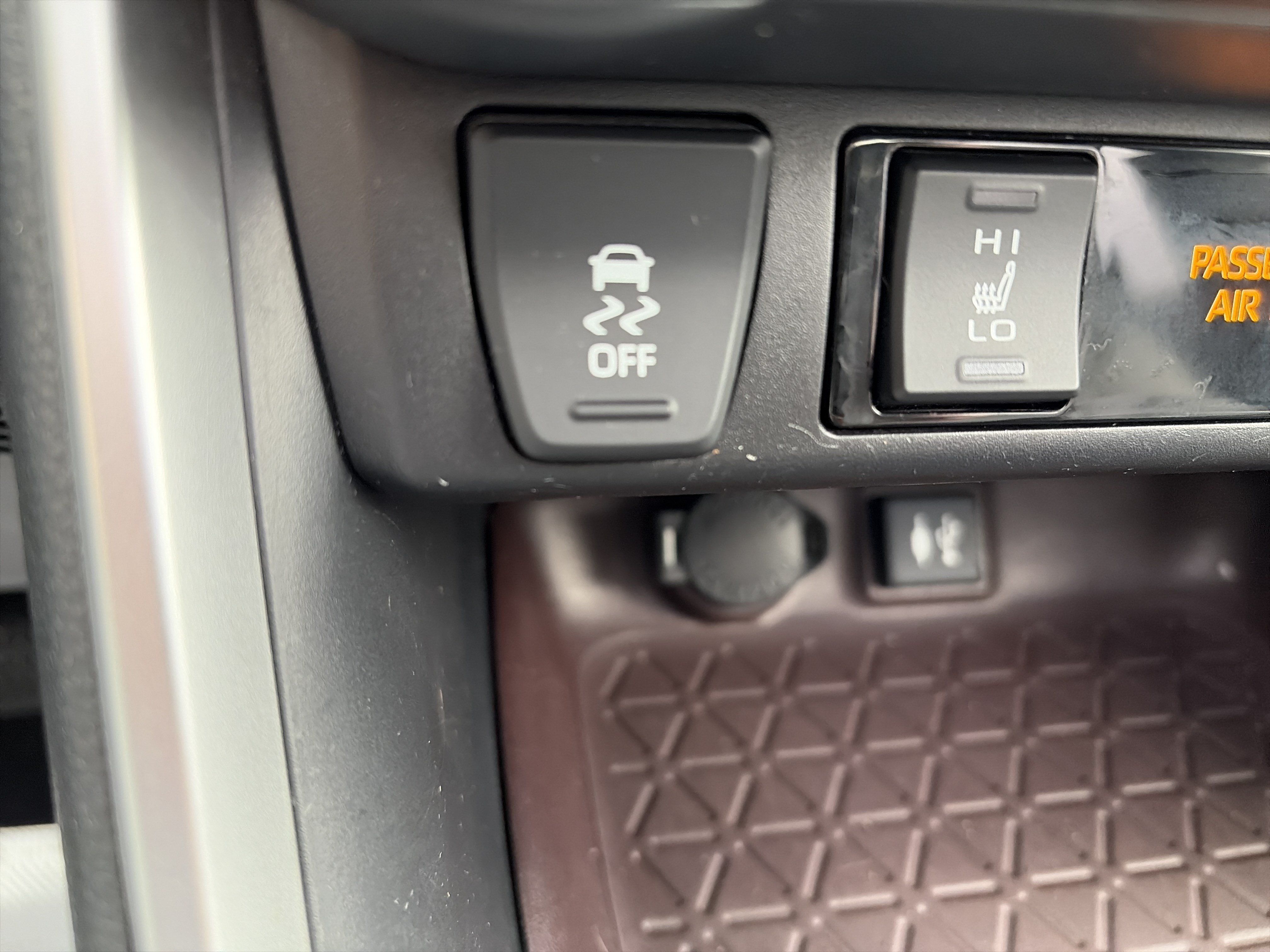 Used 2019 Toyota RAV4 Limited w/ Carpet Mat Package AWD/4WD image 28