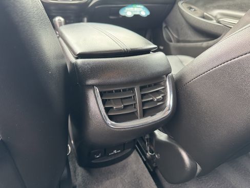 Used 2018 Chevrolet Malibu LT w/ Leather Package FWD image 16