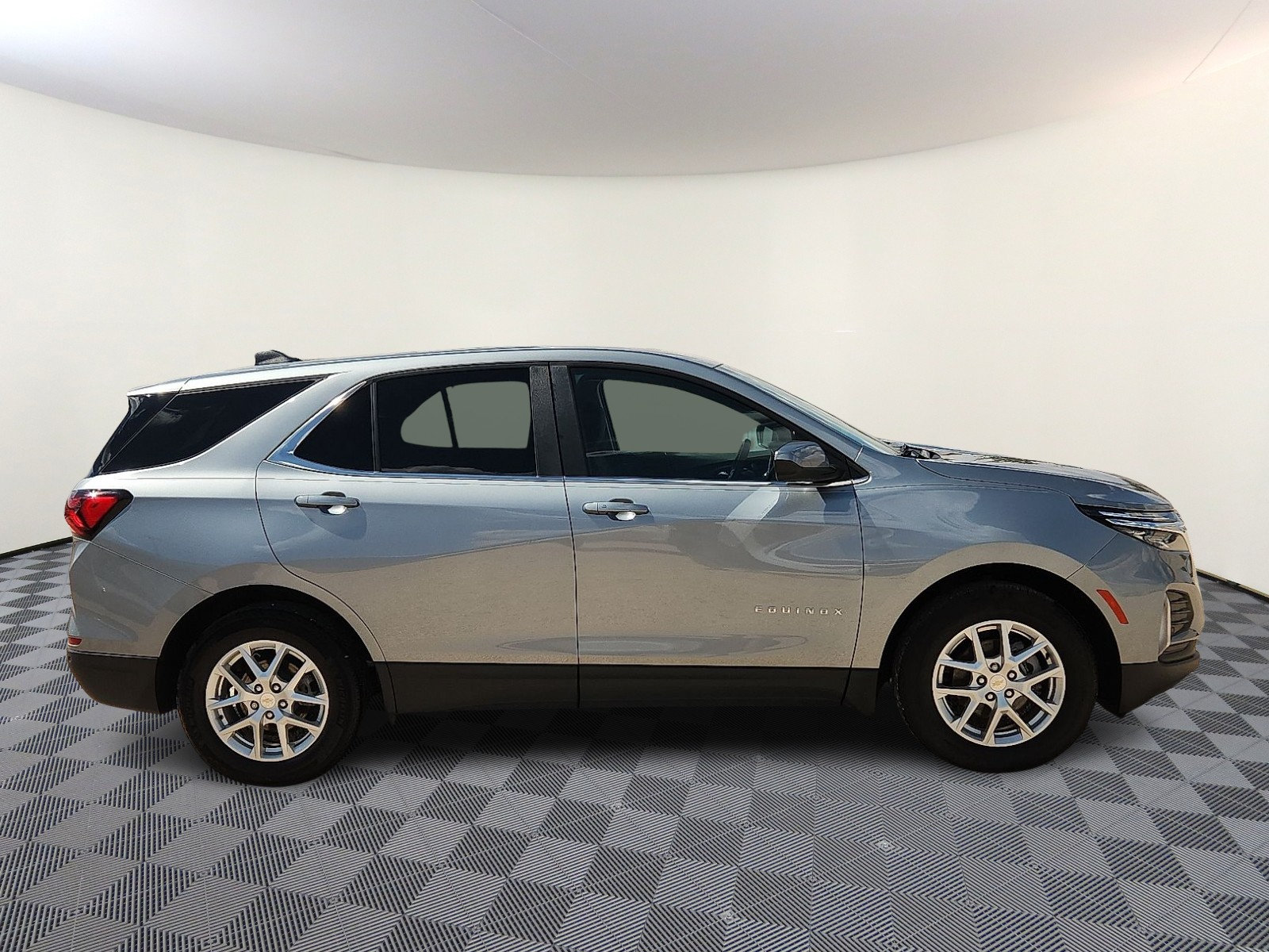 Used 2024 Chevrolet Equinox LT w/ LPO, Floor Liner Package FWD image 5