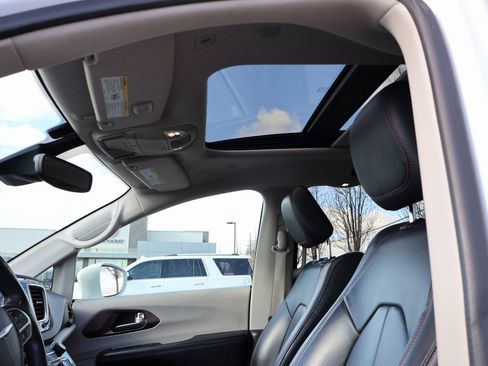 Used 2018 Chrysler Pacifica Touring-L Plus w/ Advanced Safetytec Group image 19