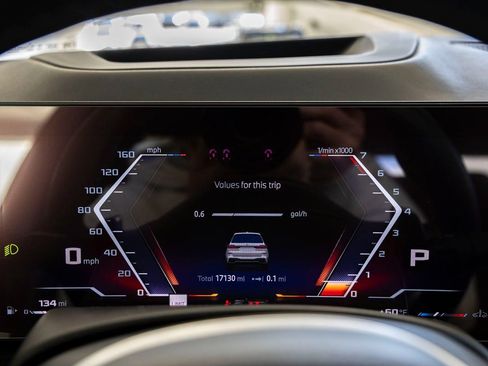 Used 2025 BMW X7 M60i image 12