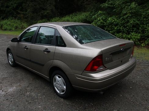 Used 2003 Ford Focus LX FWD image 4