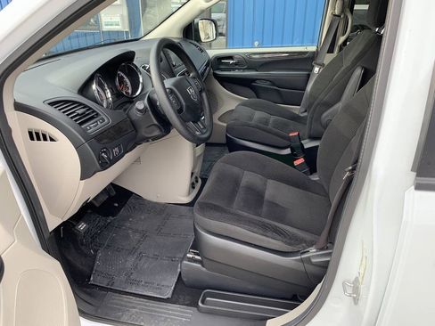 Used 2019 Dodge Grand Caravan SE w/ UConnect Hands-Free Group FWD image 11