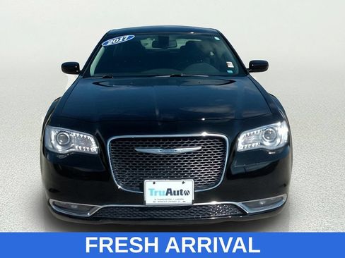 Used 2017 Chrysler 300 Limited w/ Value Package RWD image 2