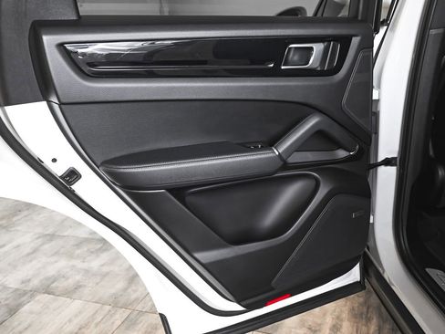 Used 2022 Porsche Cayenne Coupe image 13