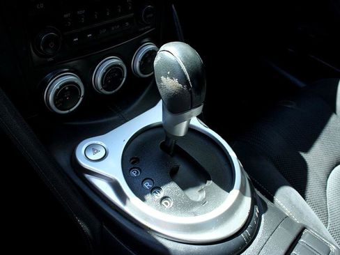 Used 2017 Nissan 370Z w/ Sport Package image 8