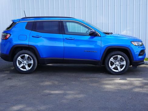 Used 2023 Jeep Compass Latitude w/ Convenience Group AWD/4WD image 2