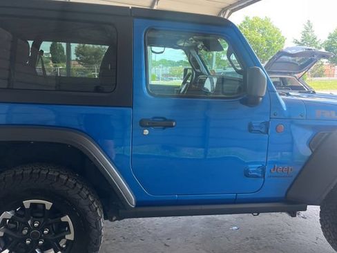 Used 2024 Jeep Wrangler Rubicon w/ Convenience Group AWD/4WD image 14