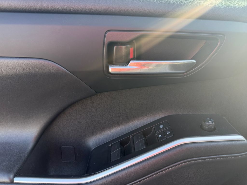 Used 2022 Toyota Highlander XSE FWD image 17