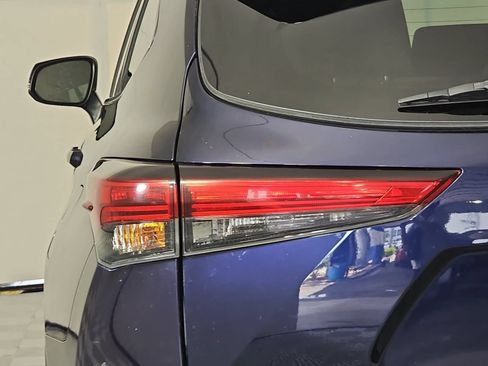 Used 2021 Toyota Highlander L FWD image 28