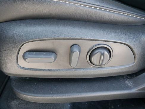 Used 2023 Chevrolet Traverse LT w/ Rear Camera Mirror Package image 15