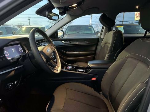 Used 2023 Jeep Grand Cherokee Laredo image 16