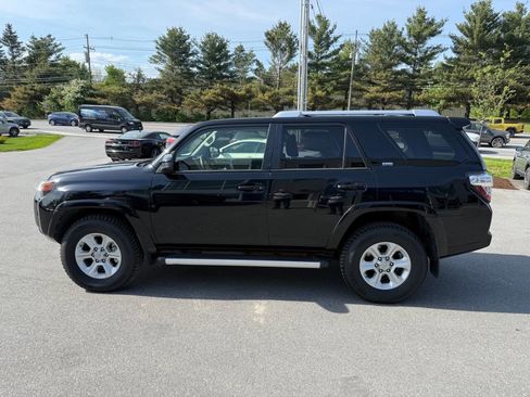 Used 2017 Toyota 4Runner SR5 AWD/4WD image 9