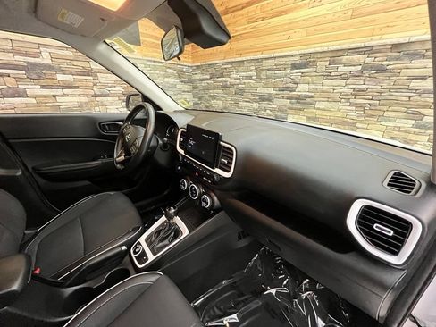Used 2024 Hyundai Venue Limited FWD image 27