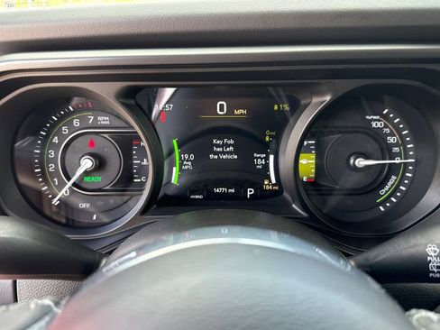 Used 2025 Jeep Wrangler Unlimited Sahara image 26