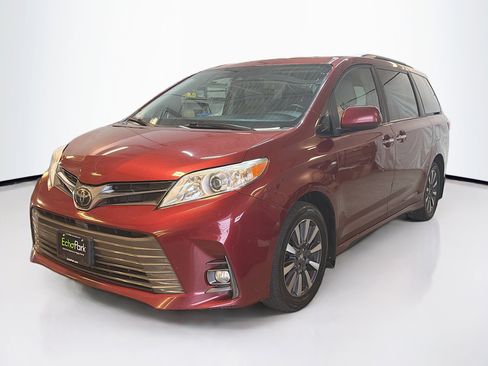 Used 2019 Toyota Sienna XLE image 3