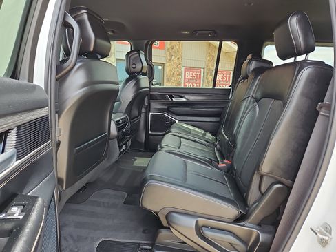 Used 2024 Jeep Wagoneer Series II w/ Flexible Seating Group AWD/4WD image 10