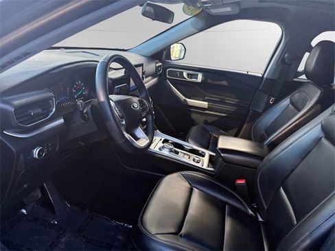 Used 2022 Ford Explorer XLT w/ Equipment Group 202A image 9