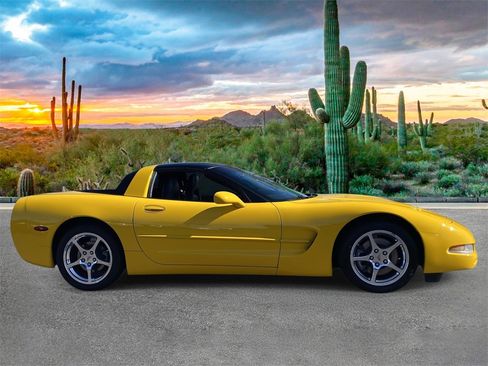 Used 2004 Chevrolet Corvette Coupe w/ Roof Package image 2