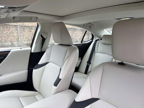 Certified 2024 Lexus ES 300h 300h w/ Premium Package image 32