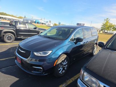 Used 2024 Chrysler Pacifica Touring-L