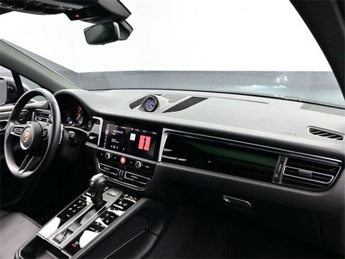 Used 2025 Porsche Macan image 22