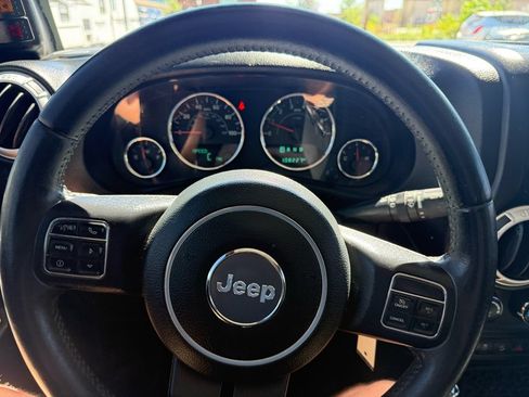 Used 2016 Jeep Wrangler Unlimited Rubicon w/ Connectivity Group AWD/4WD image 16