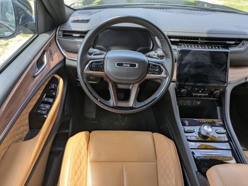 Used 2024 Jeep Grand Cherokee L Summit AWD/4WD image 14