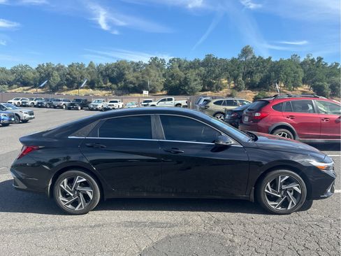 Used 2025 Hyundai Elantra Limited FWD image 4