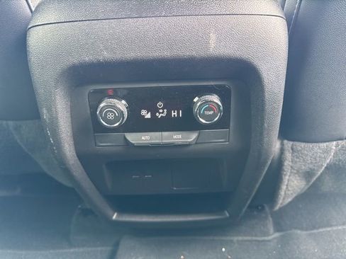 Used 2025 Chevrolet Traverse LT image 39