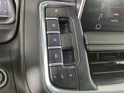 Used 2023 GMC Yukon SLT w/ SLT Luxury Package image 30