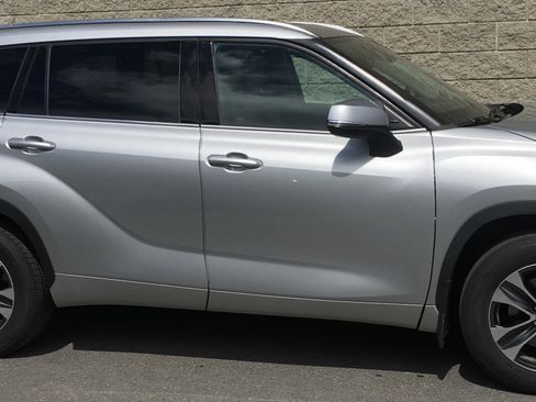 Used 2020 Toyota Highlander XLE AWD/4WD image 3