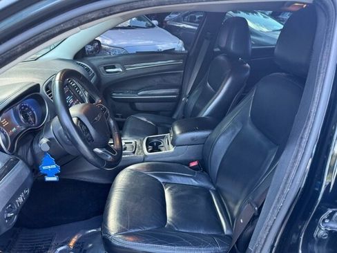 Used 2017 Chrysler 300 Limited RWD image 10