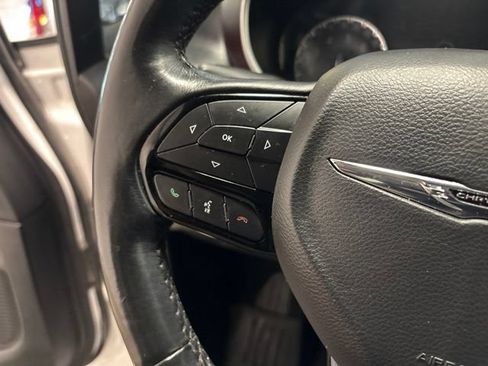 Used 2020 Chrysler Pacifica Touring-L FWD image 16