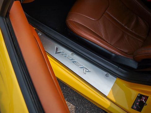 Used 2013 SRT Viper GTS w/ GTS Laguna Interior Pkg RWD image 31