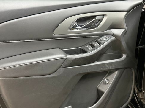 Used 2023 Chevrolet Traverse LT FWD image 11