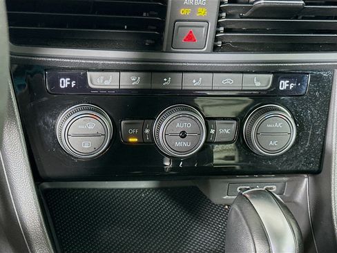 Used 2021 Volkswagen Jetta SE w/ SE Cold Weather Package image 23