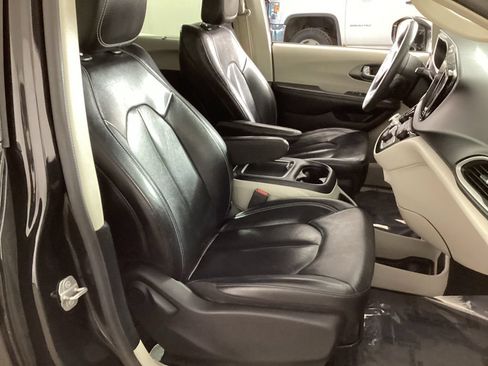 Used 2022 Chrysler Pacifica Touring-L FWD image 20