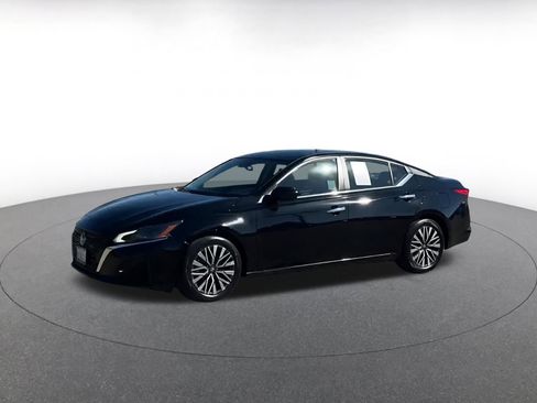 Used 2024 Nissan Altima 2.5 SV image 8
