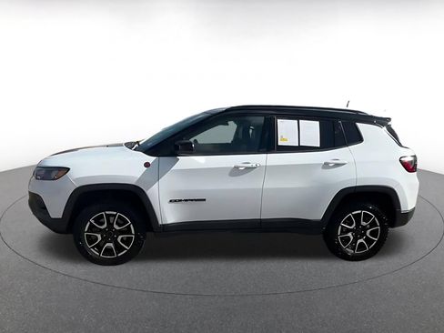 Used 2025 Jeep Compass Trailhawk AWD/4WD image 9