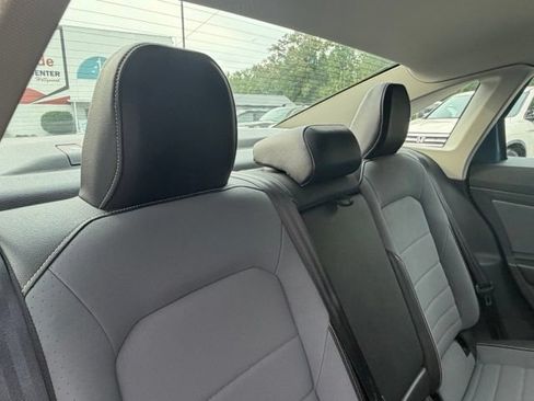 Used 2025 Volkswagen Jetta SE FWD image 26