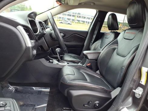 Used 2016 Jeep Cherokee Trailhawk w/ Leather Interior Group AWD/4WD image 17