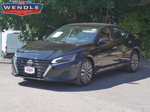 Used 2023 Nissan Altima 2.5 SV w/ SV Premium Package AWD/4WD image 1