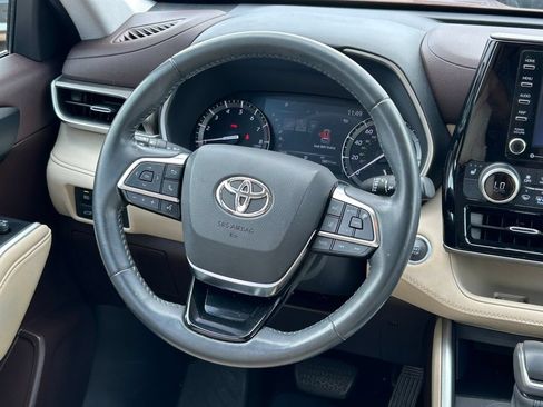 Used 2021 Toyota Highlander XLE AWD/4WD image 40